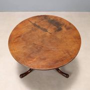 Small antique walnut table with a round top, United Kingdom, 19th century.