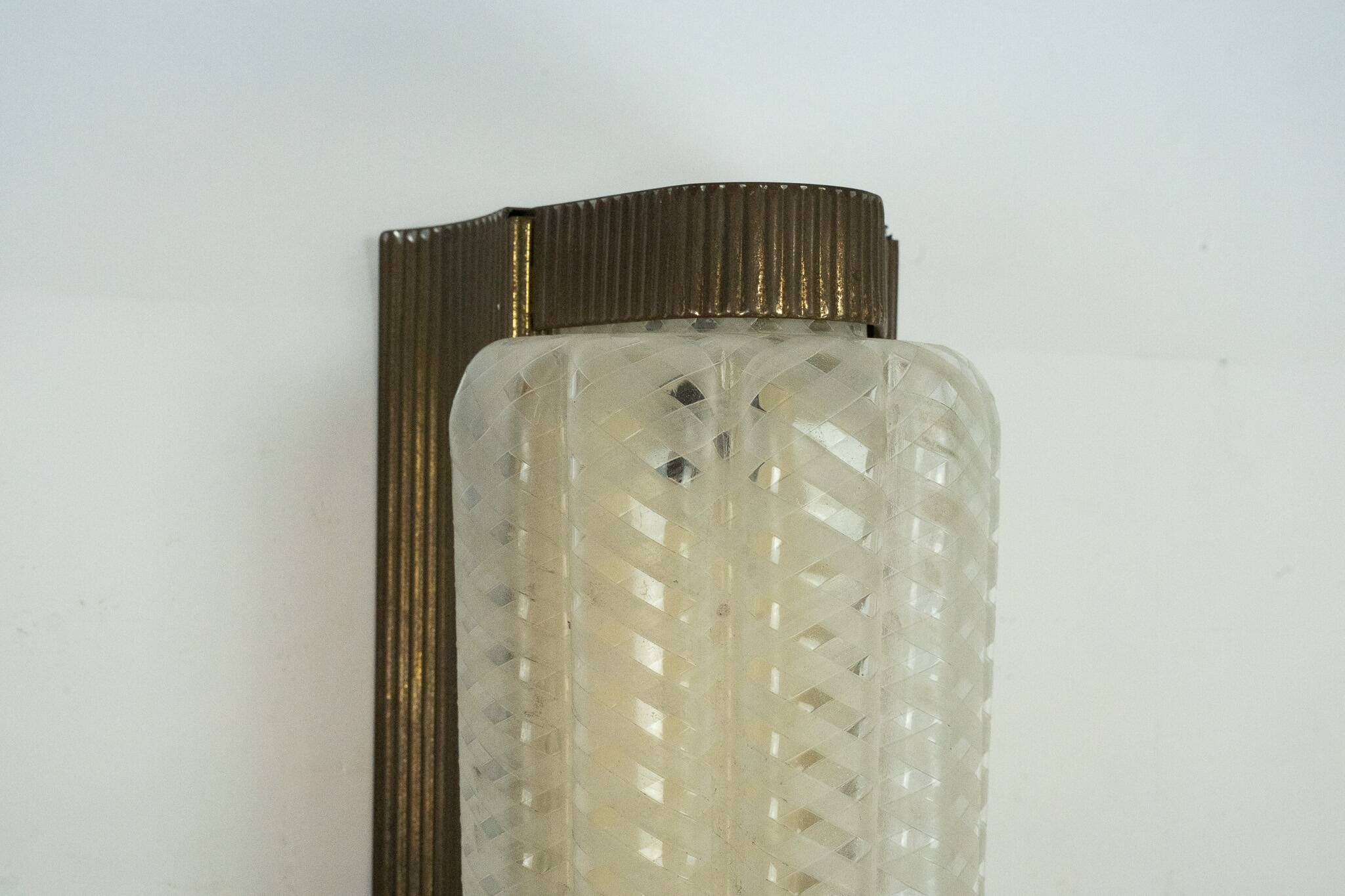 Grande applique Art déco simple en laiton et plexiglas. Italie, années 1930.
