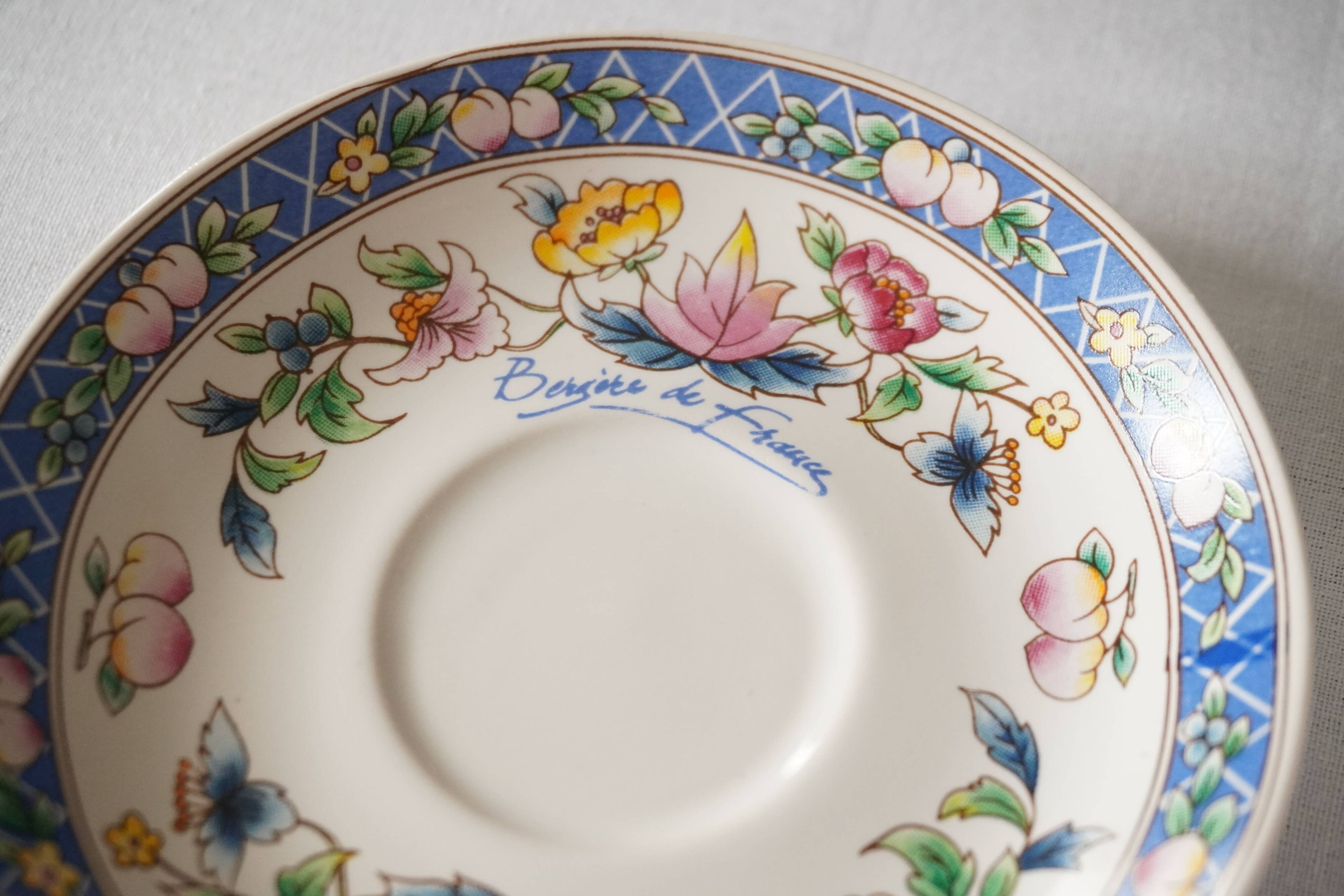 Set of 2 porcelain coffee cups with floral decoration "Bergère de France"