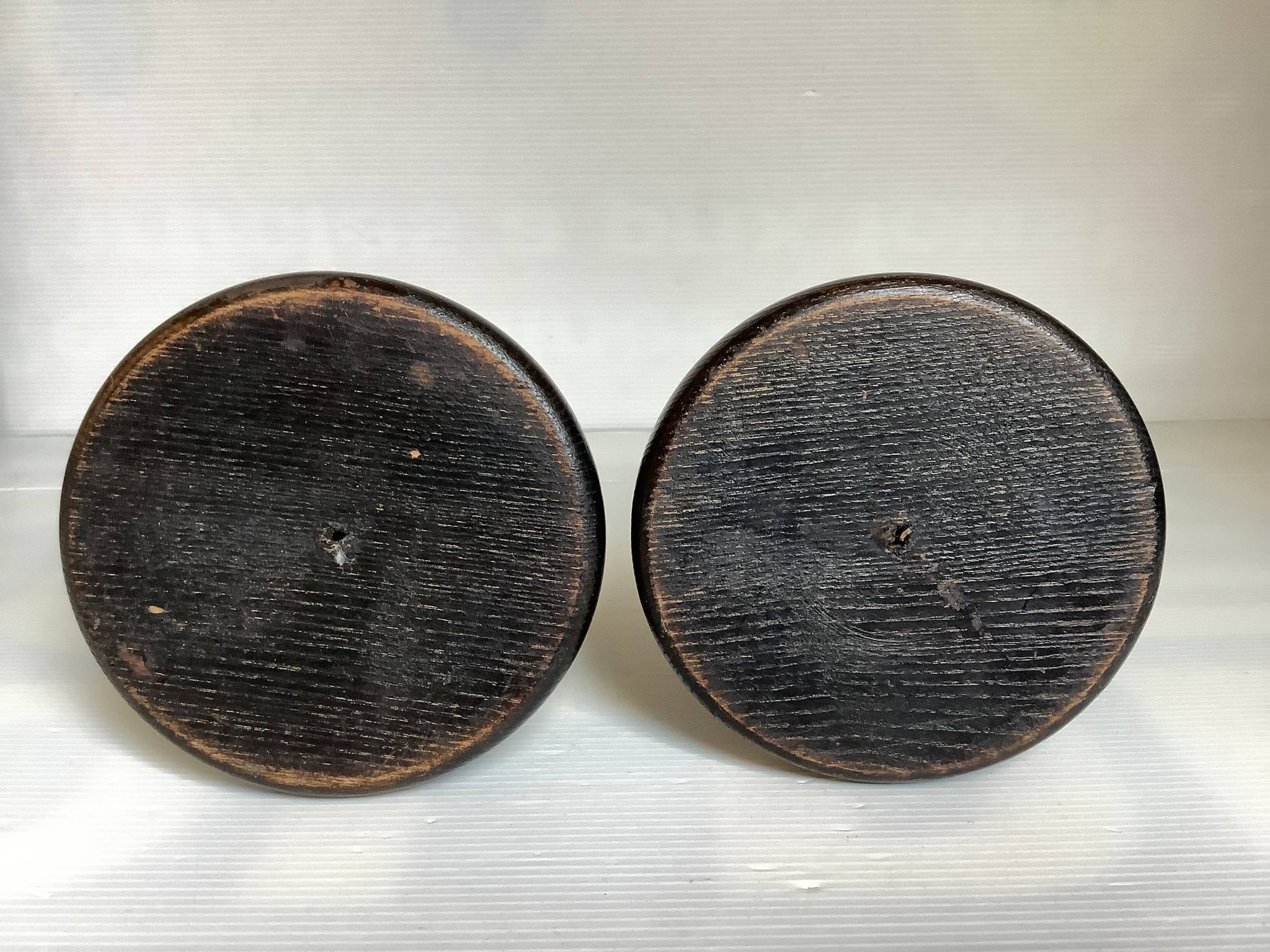 Paire de bougeoirs en bois teinté noir