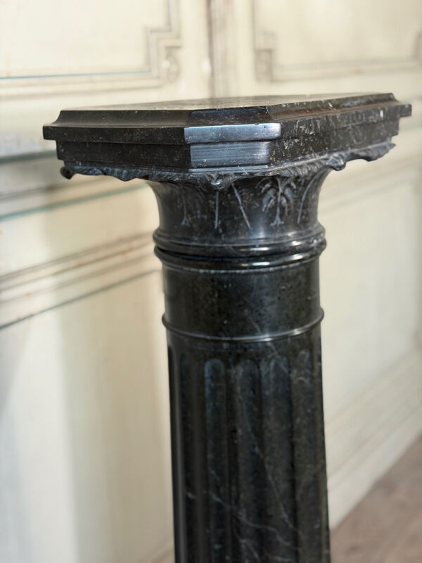 Colonne en marbre vert serpentine, vers 1880