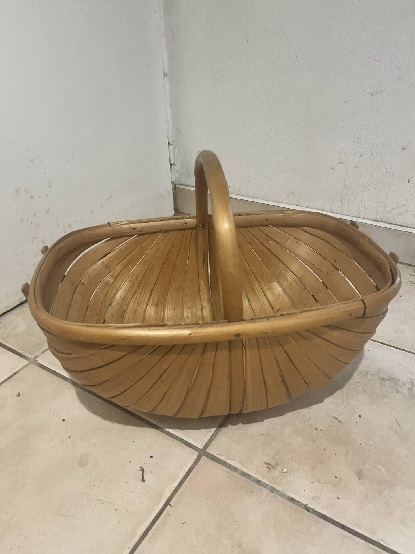 Vintage curved wooden picnic basket with double lid — Style