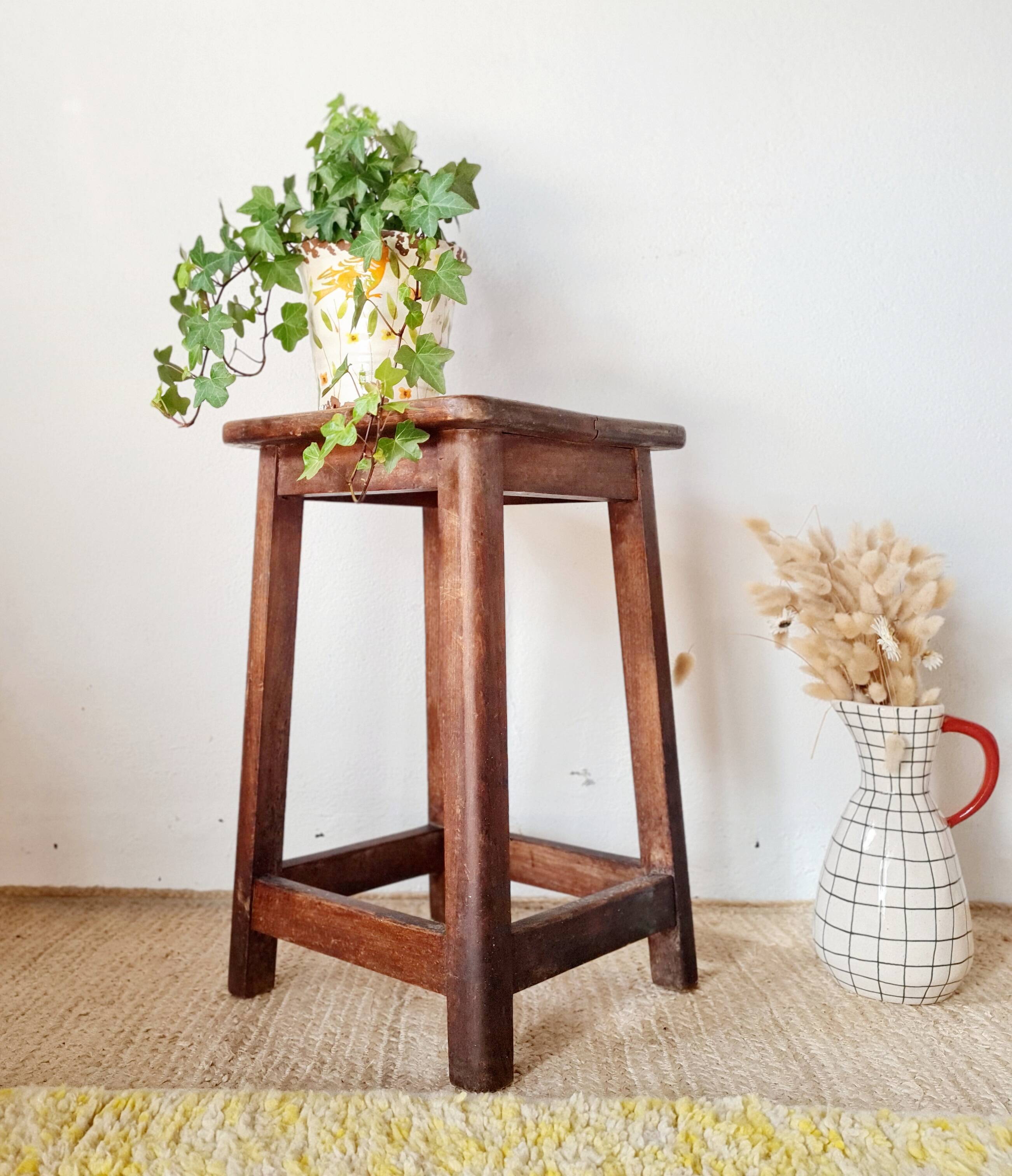 Antique farmhouse stool in solid oak – Rustic Brutalist Look