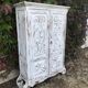 Armoire rustique en bois blanchi