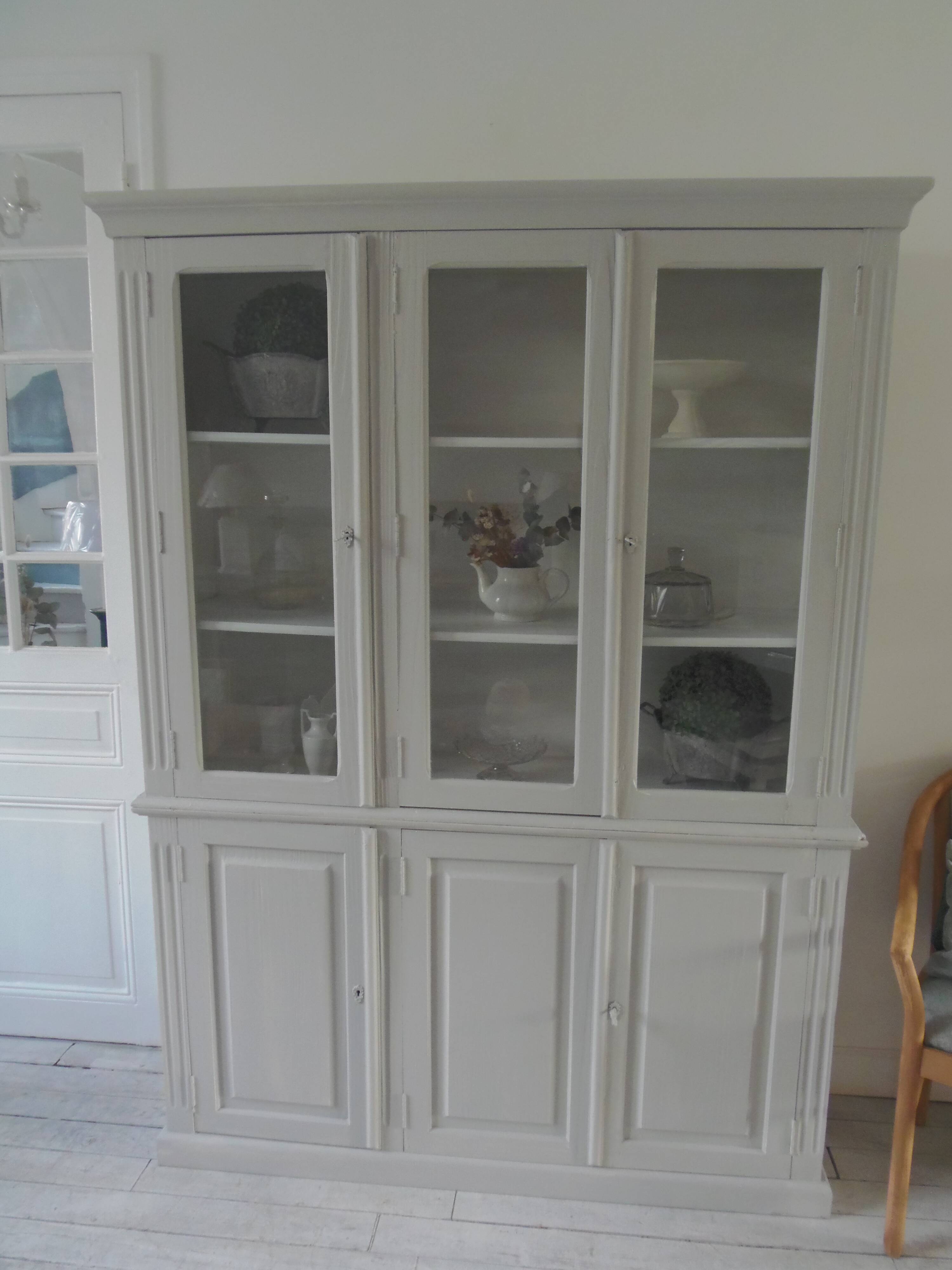 Display case 2 bodies patinated pearl gray waxed finish.