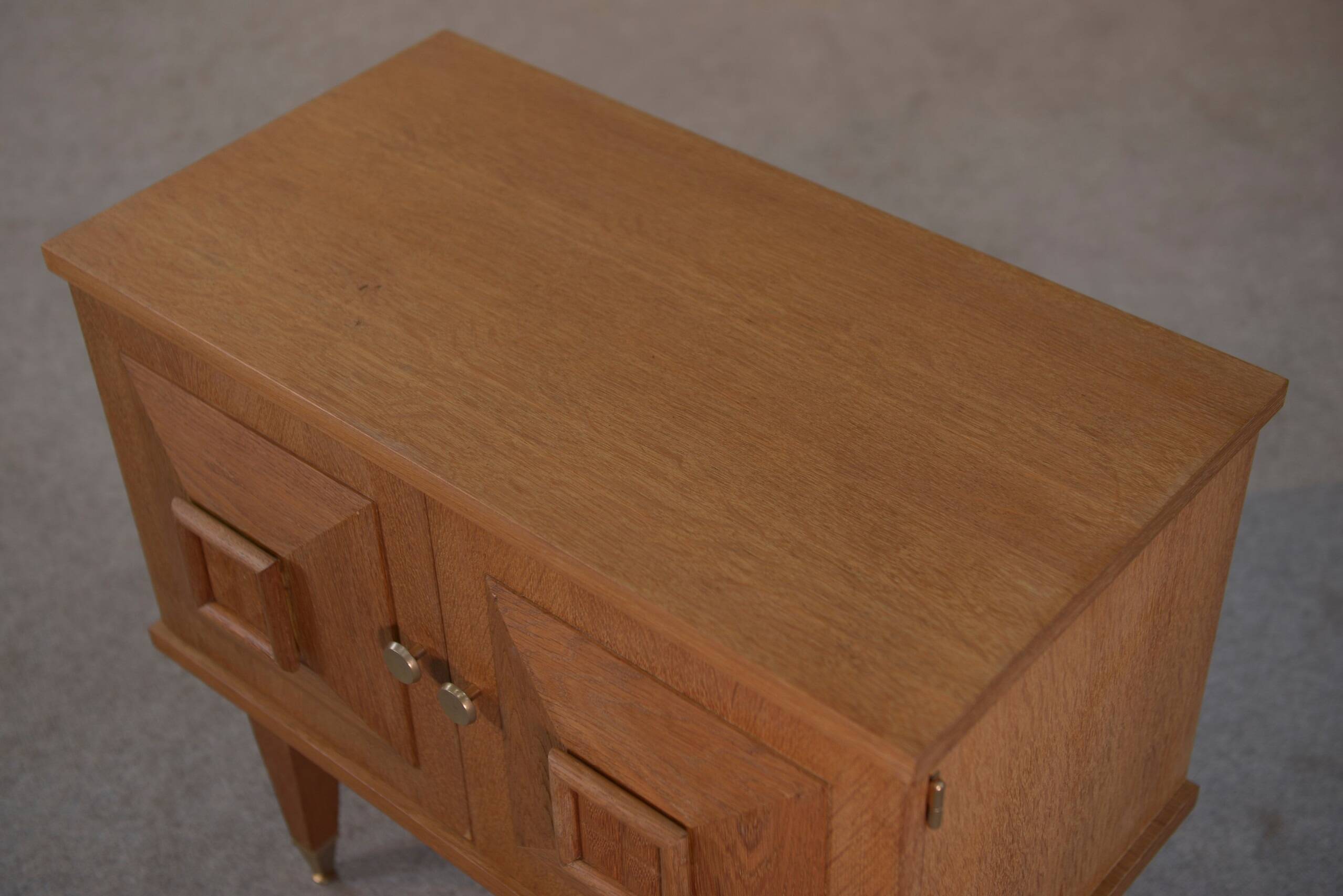 Brutalist bedside table in oak and oak veneer, 1950s