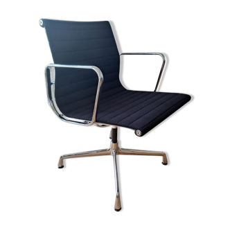 Chaise de bureau EA108 de Charles & Ray Eames pour Vitra 2012