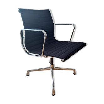 Chaise de bureau EA108 par Charles & Ray Eames pour Vitra 2012