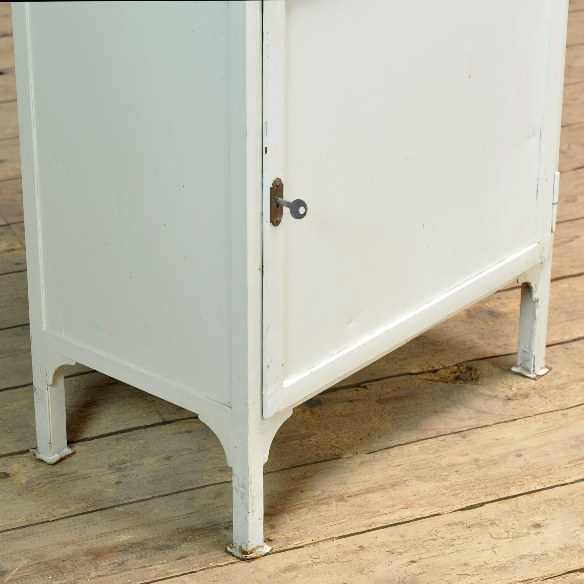 Cabinet médical vintage, années 1970