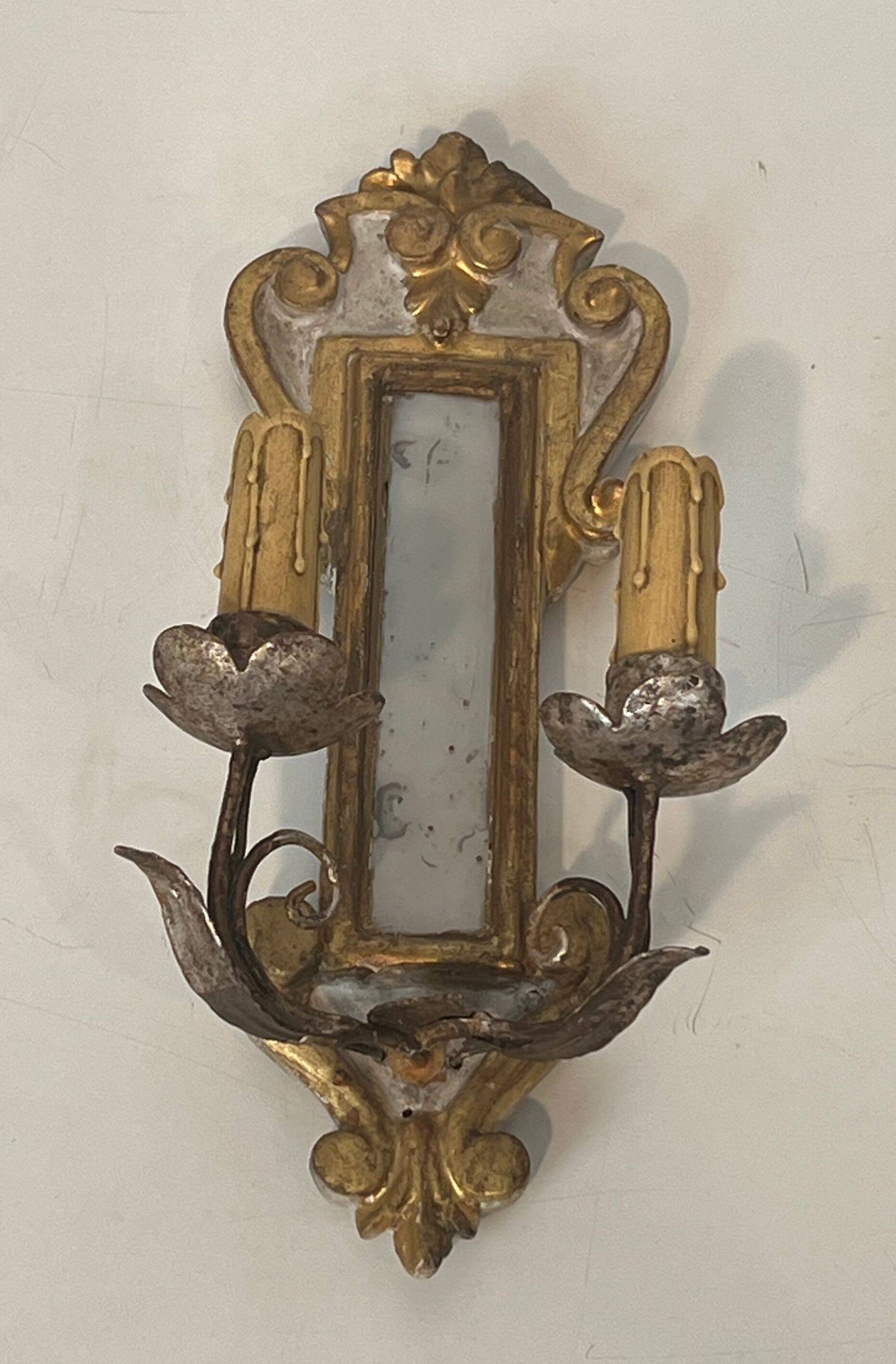 Pair of wall sconces in carved wood and silvered and gilded patinated metal with a central mirror.