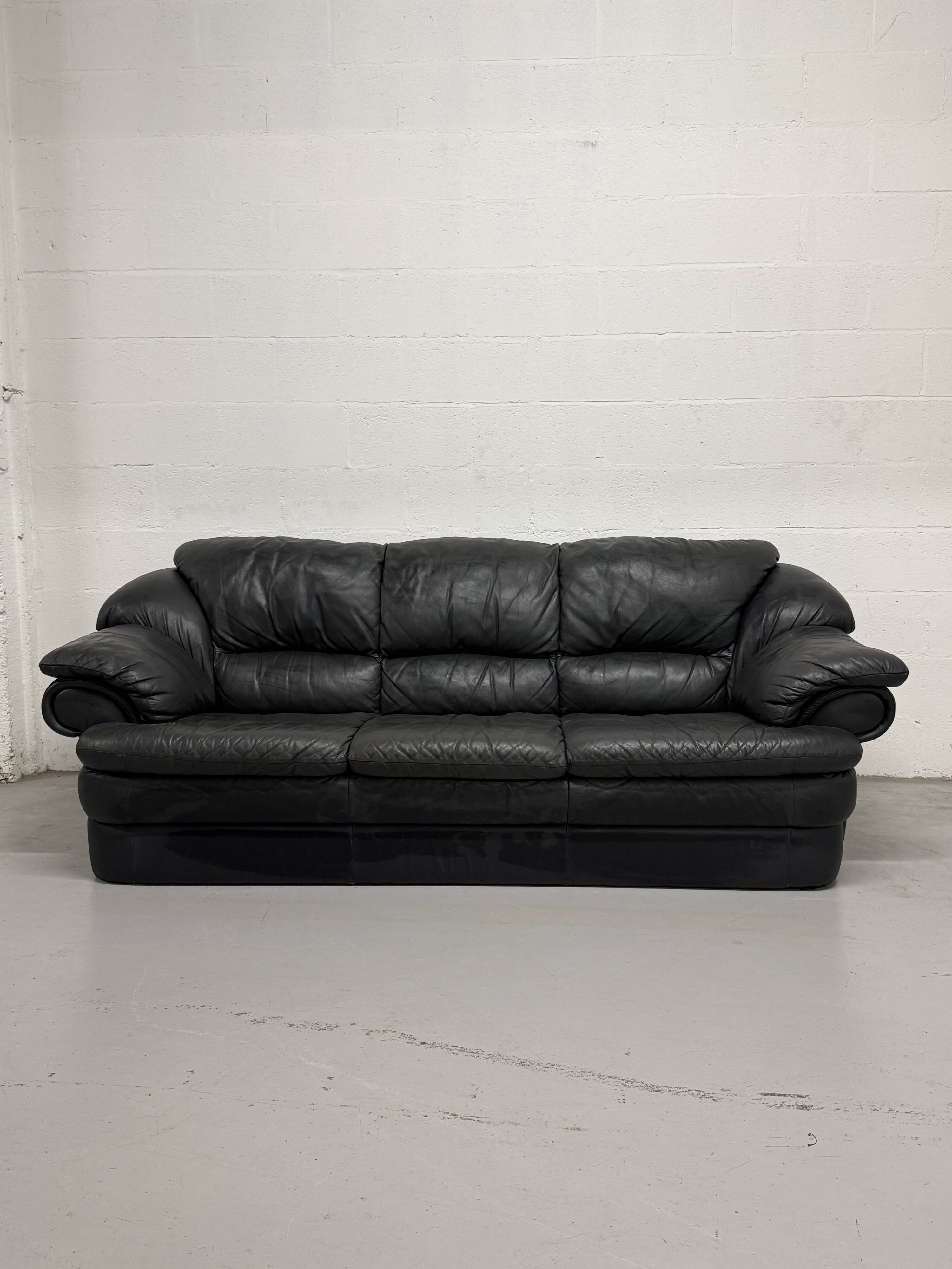 Canapé en cuir noir — design postmoderne