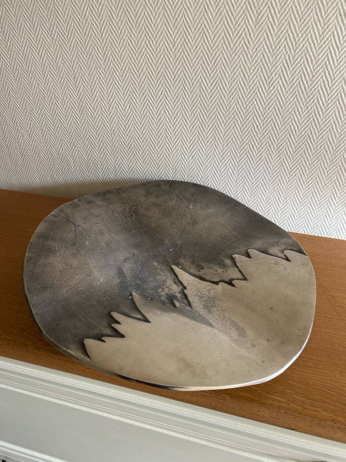 Wall-mounted aluminum plate with mountain design