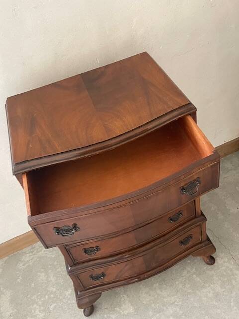 mahogany chest of drawers