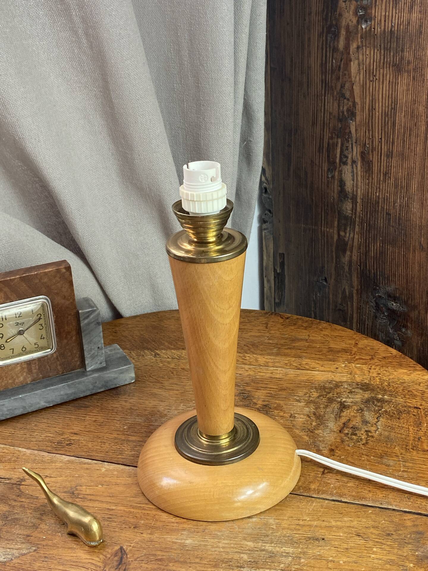 Lampe en bois et laiton, dans le style  Mazda