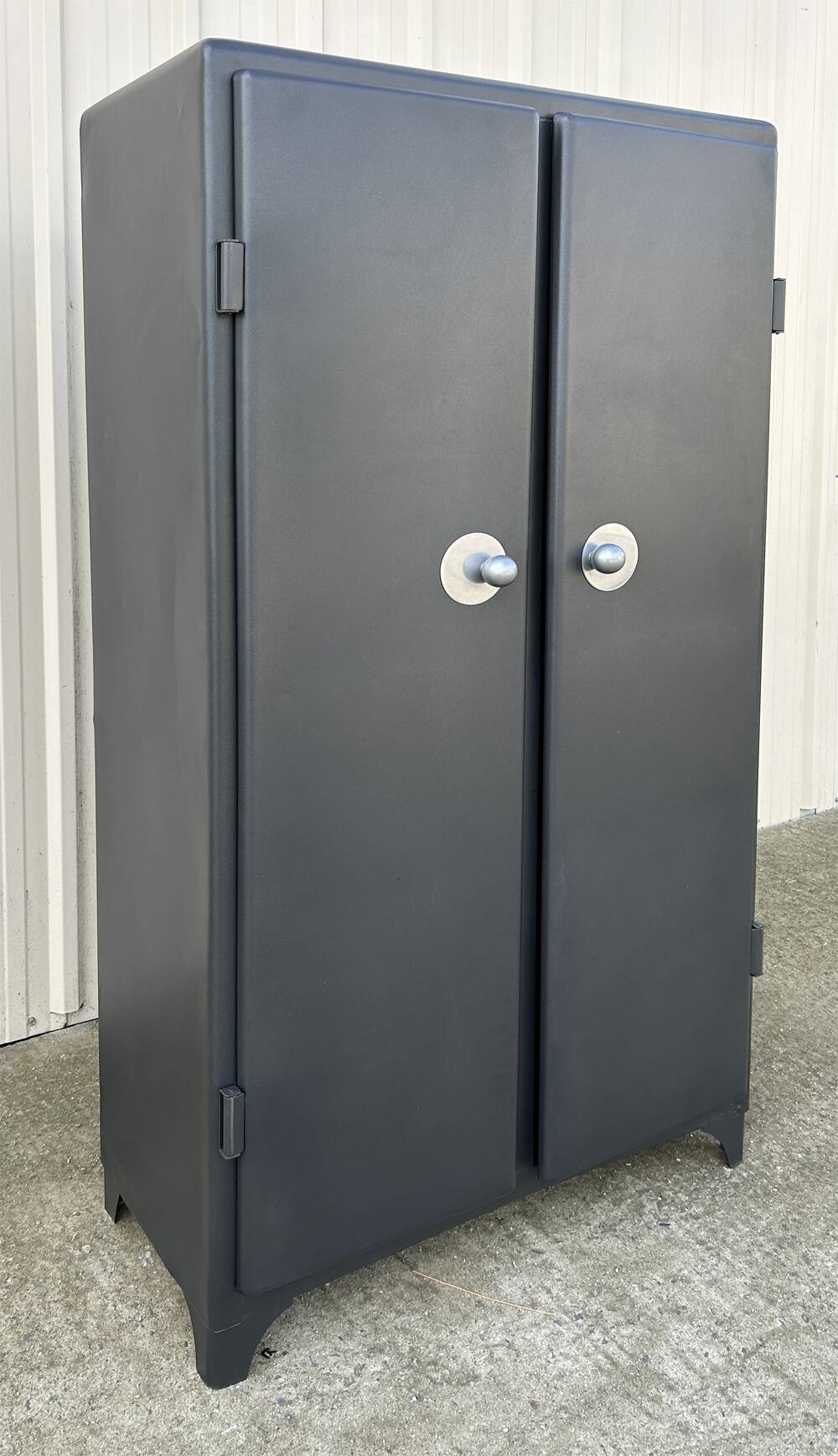 Metal kitchen cabinet, ball handles, 1950s