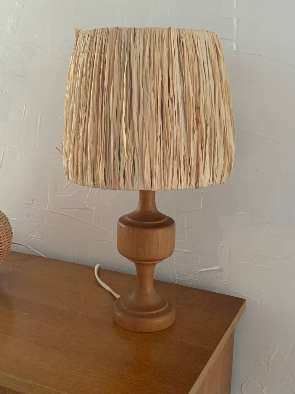 Wood and raffia foot lamp