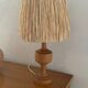 Lampe pied bois et raphia