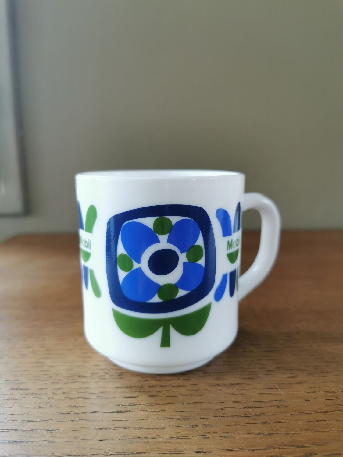 Set of 3 cups and a vintage Mobil pourer