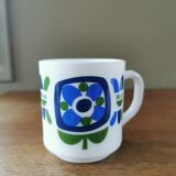 Set of 3 cups and a vintage Mobil pourer