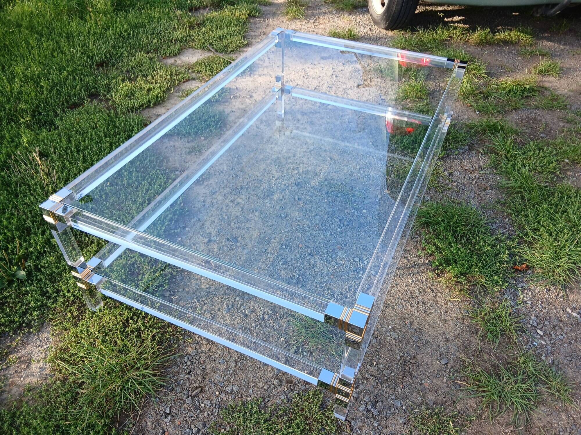 Coffee table in plexiglass and brass.