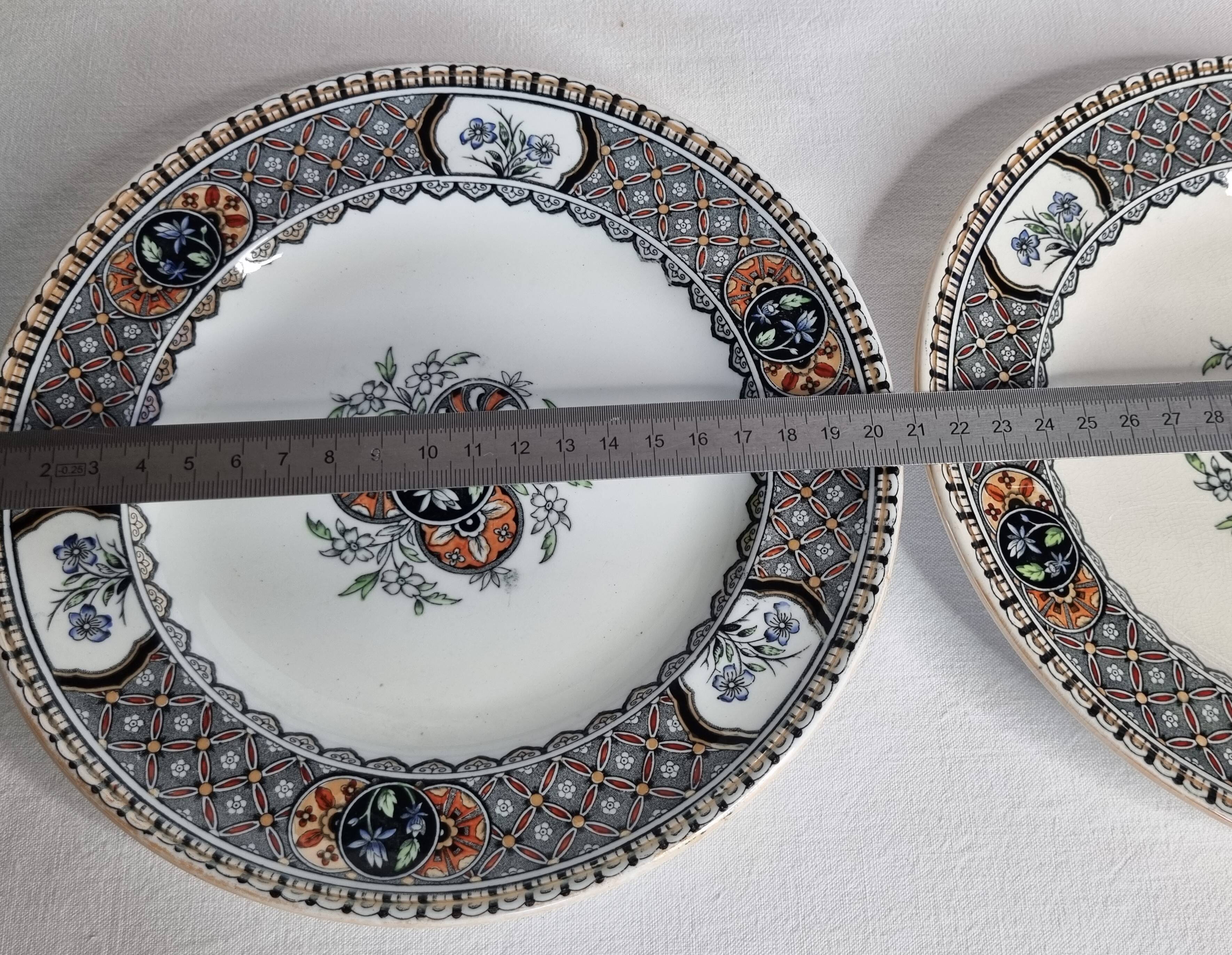 Pair of Royal Doulton plates 20.5 cm English earthenware Imari decoration 19th century