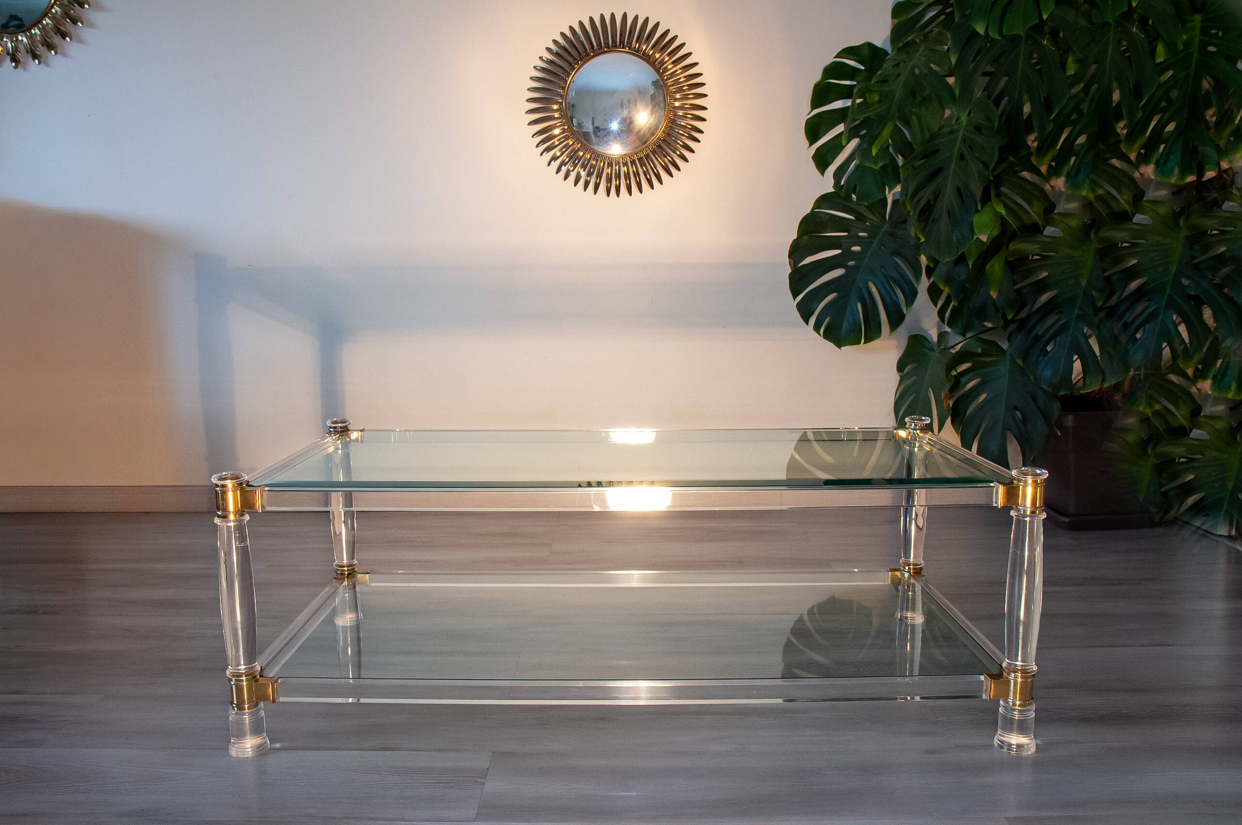 Table basse verre, plexiglas et laiton, 1970-80