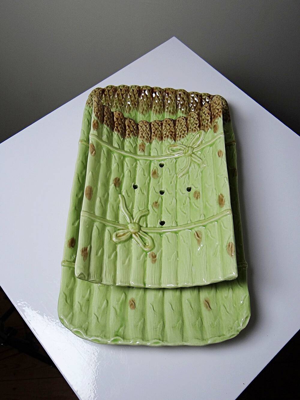 Asparagus service in earthenware, trompe-l'œil decoration, vintage 1970s-1980s.