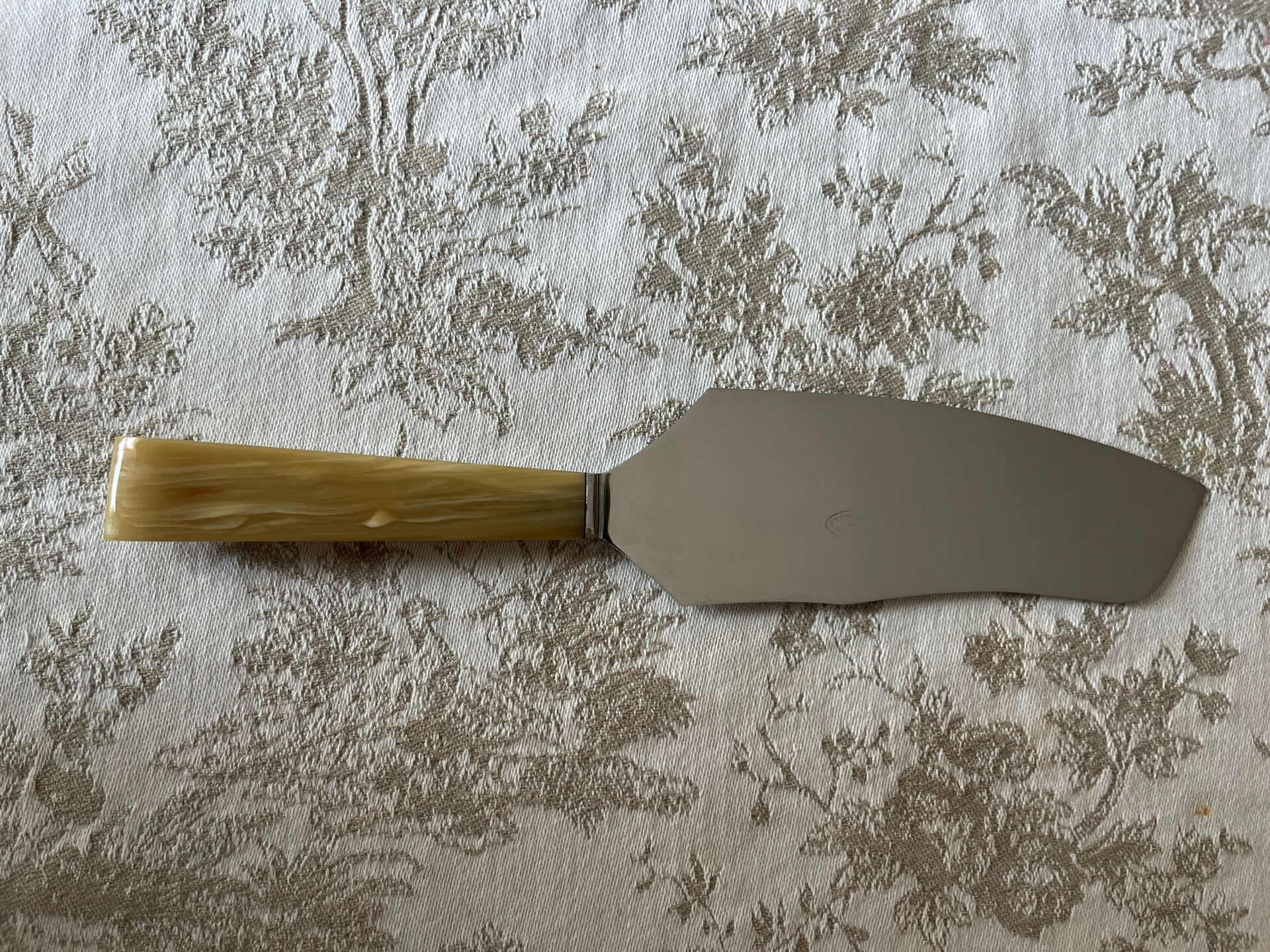 Cake or pie knife/server