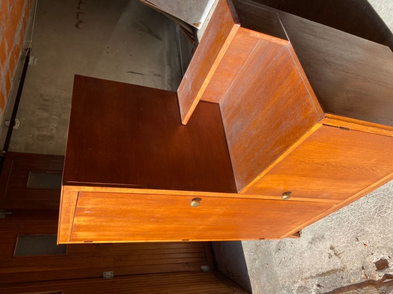 Asymmetrical cabinet