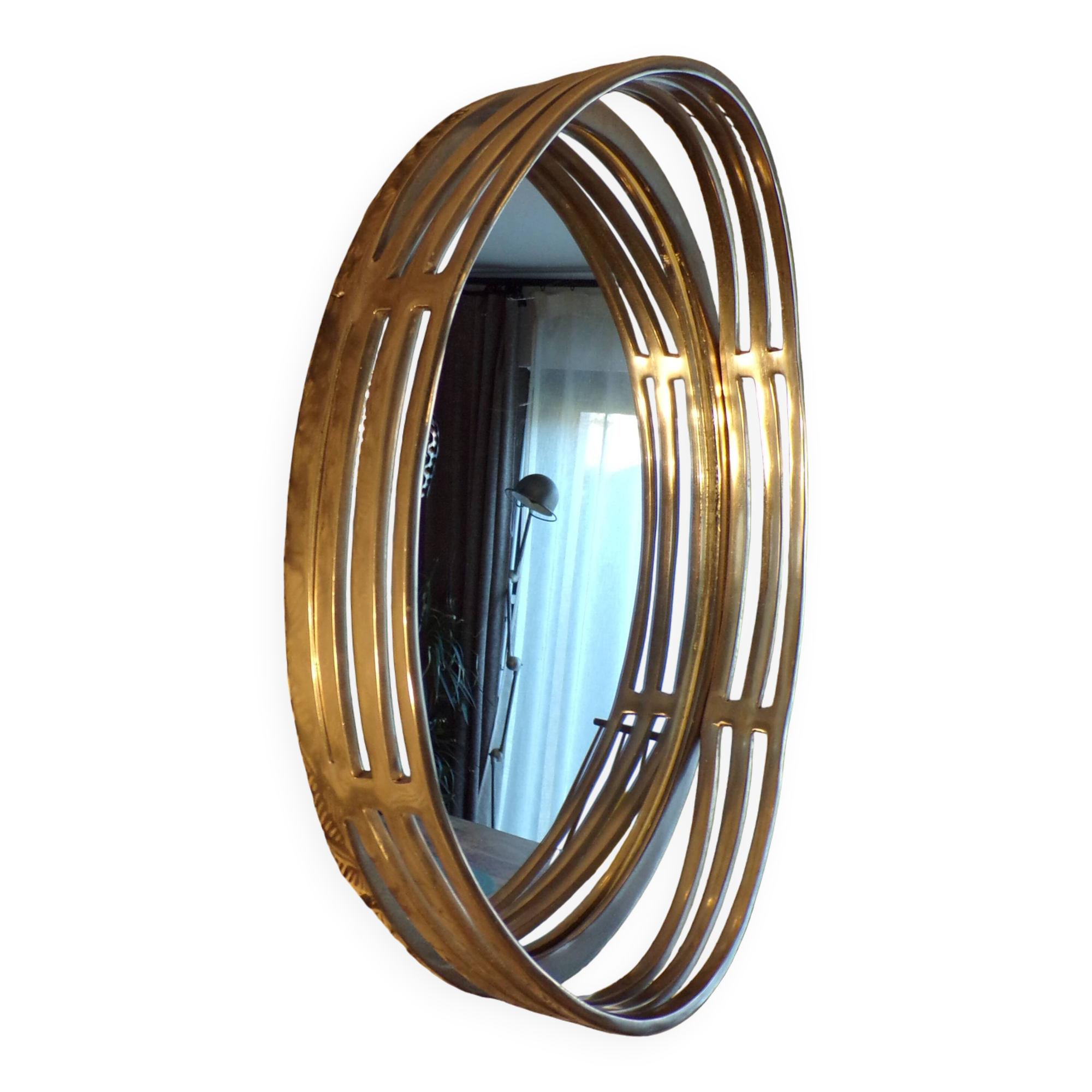 Oval wall mirror in chrome metal