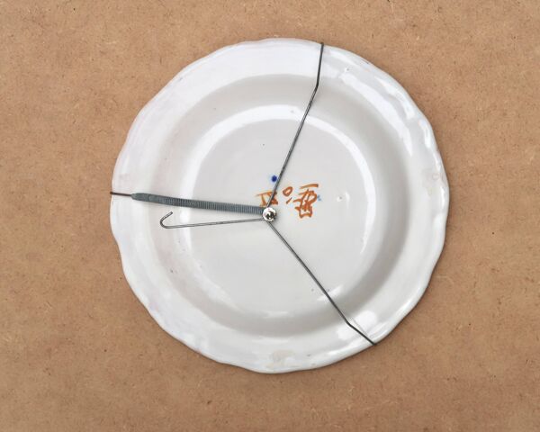 Assiette creuse en faïence de Moustiers décorée d'un oiseau, XIXe