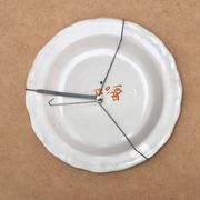 Assiette creuse en faïence de Moustiers décorée d'un oiseau, XIXe