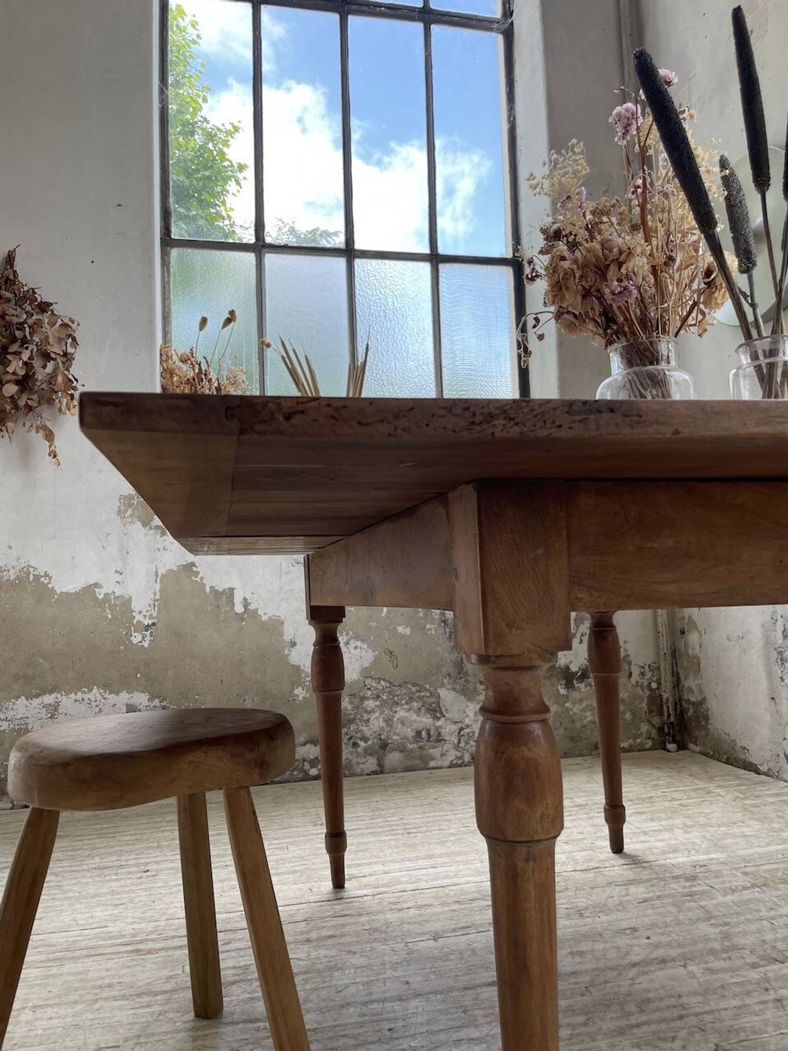 Table de ferme noyer plateau pivotable à allonges