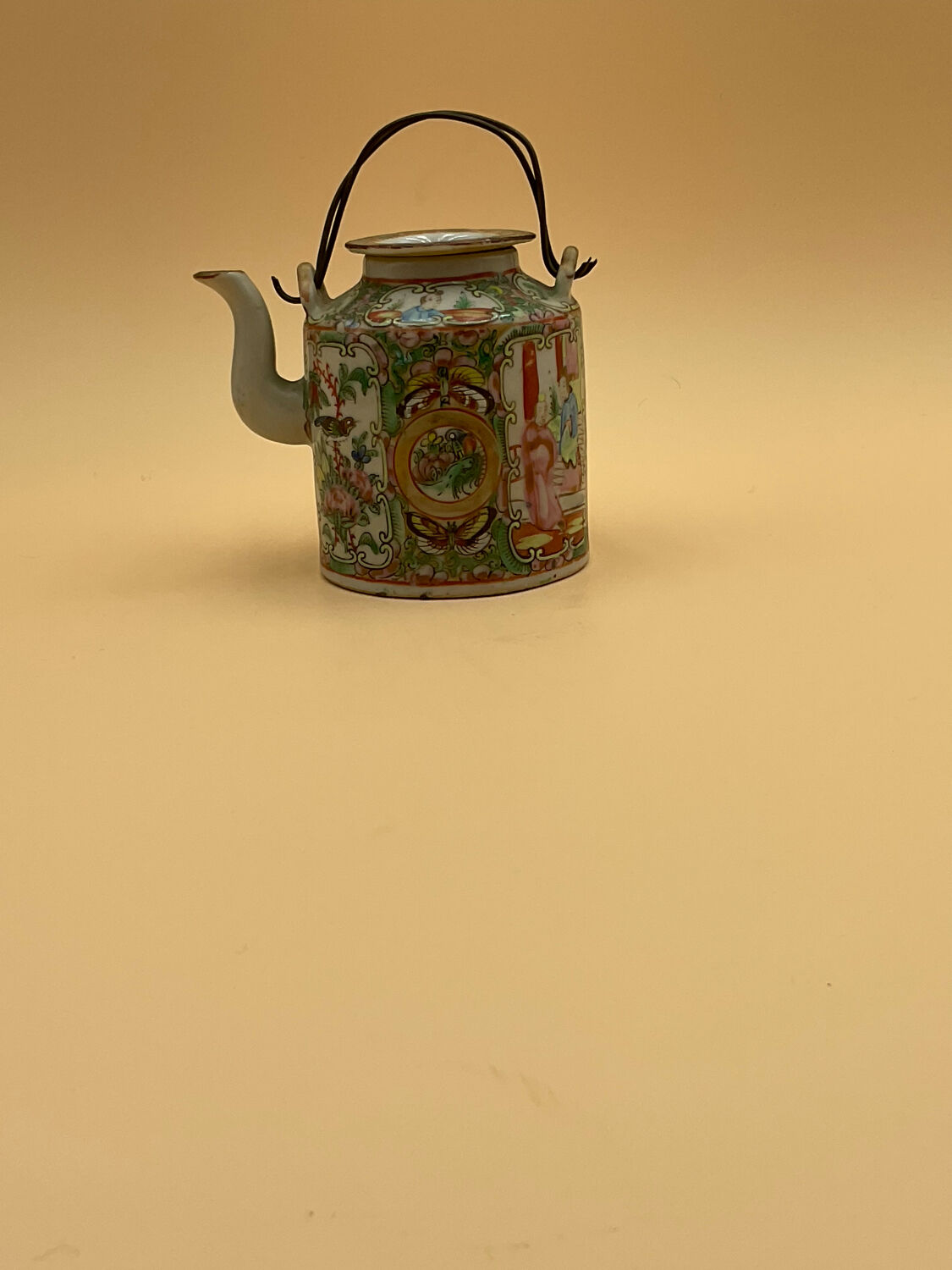 Porcelain teapot from China Canton XIX°