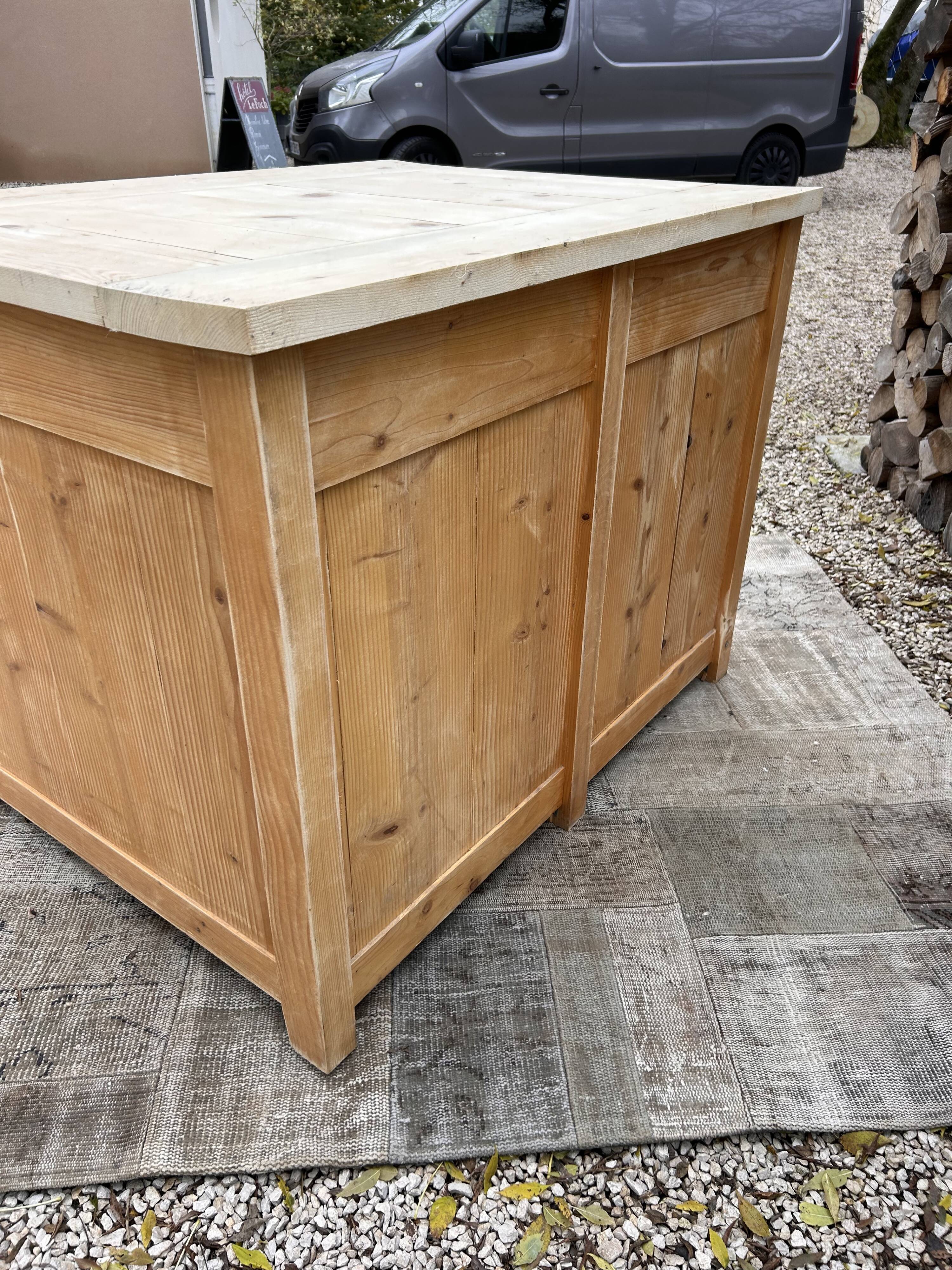 Central island / Saucepan storage unit