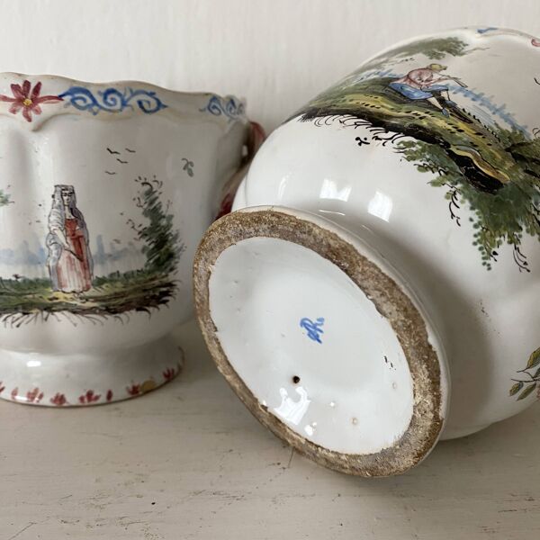 Paire de cache-pots anciens en faïence française , décor scènes champêtres