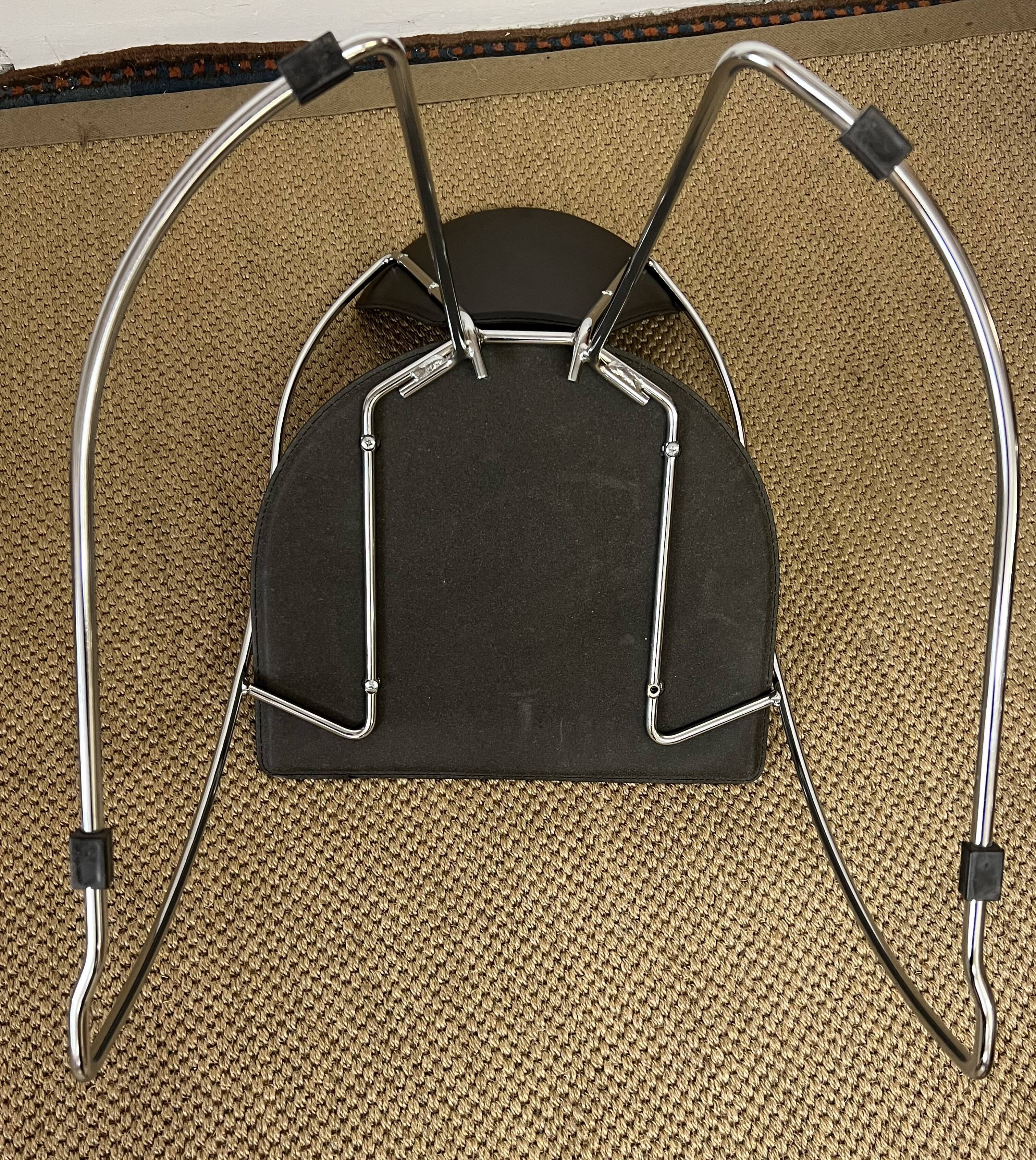 Lot 5 chairs black leather thread