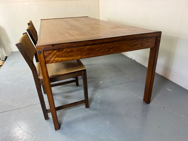Grande table à manger en teck de style danois du milieu du siècle, années 1960.