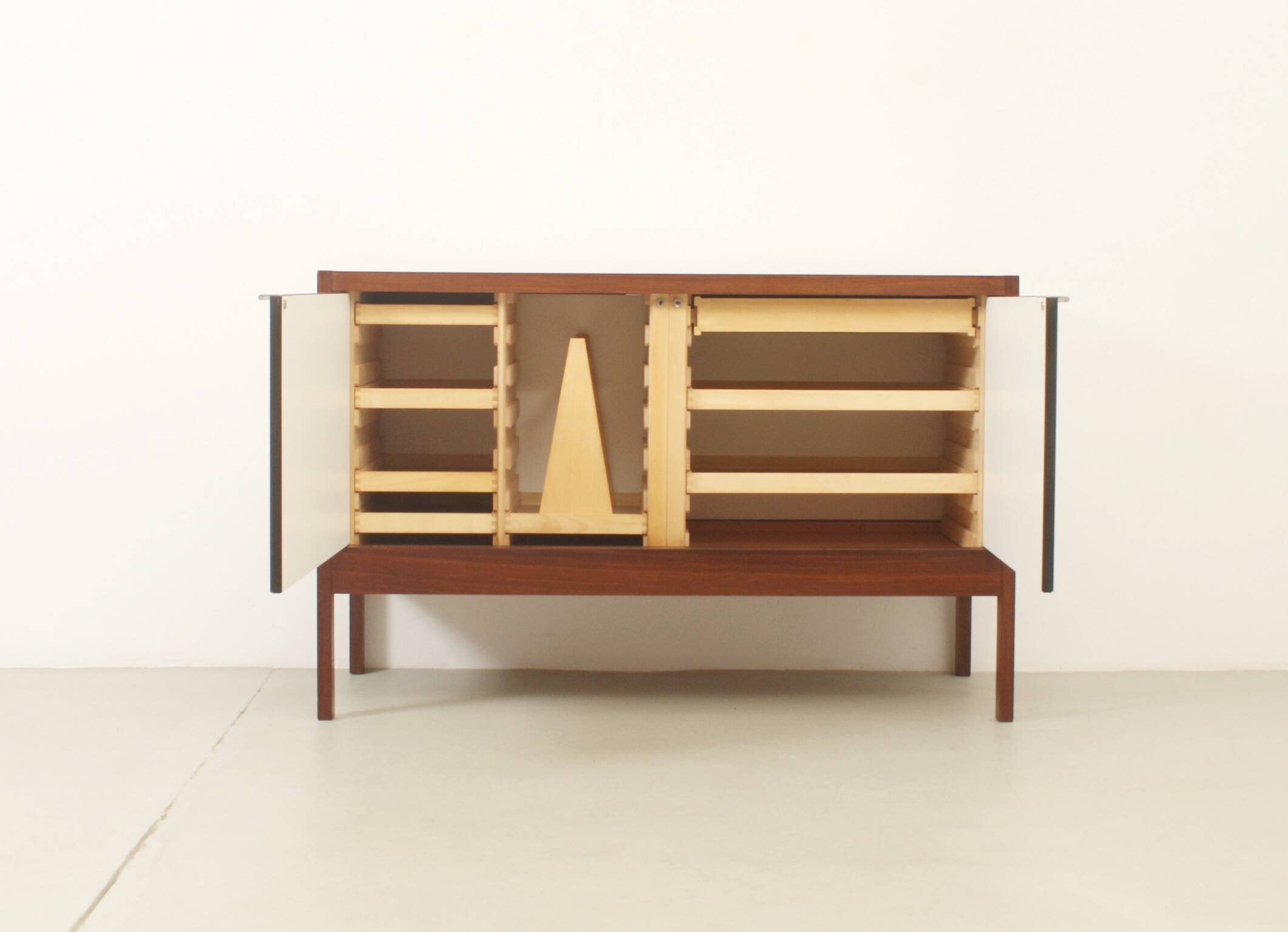 Buffet réversible conçu par Dieter Wäeckerlin pour Idealheim, Suisse, 1963