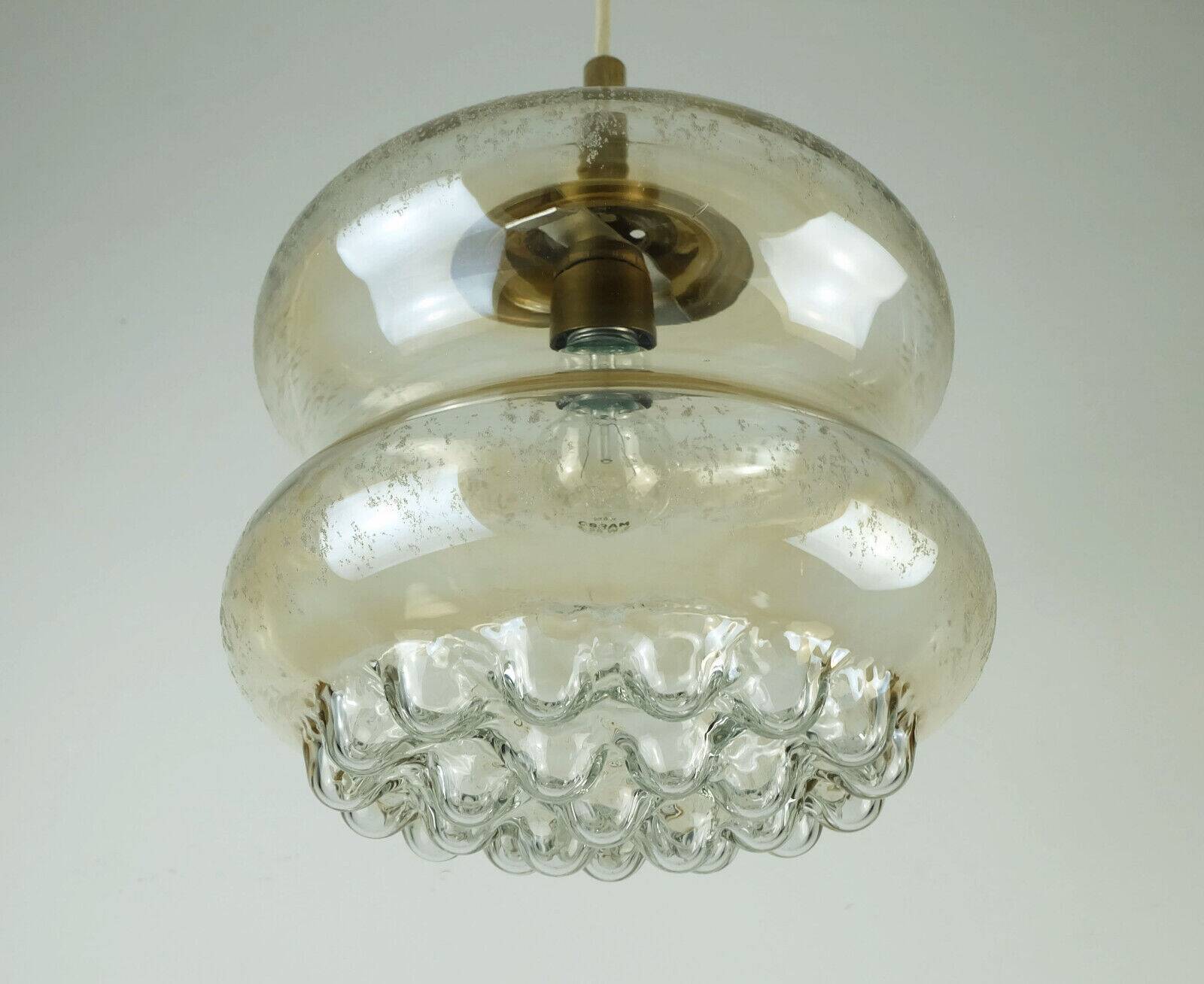 Suspension milieu du siècle en verre ambré bulle et laiton années 1960