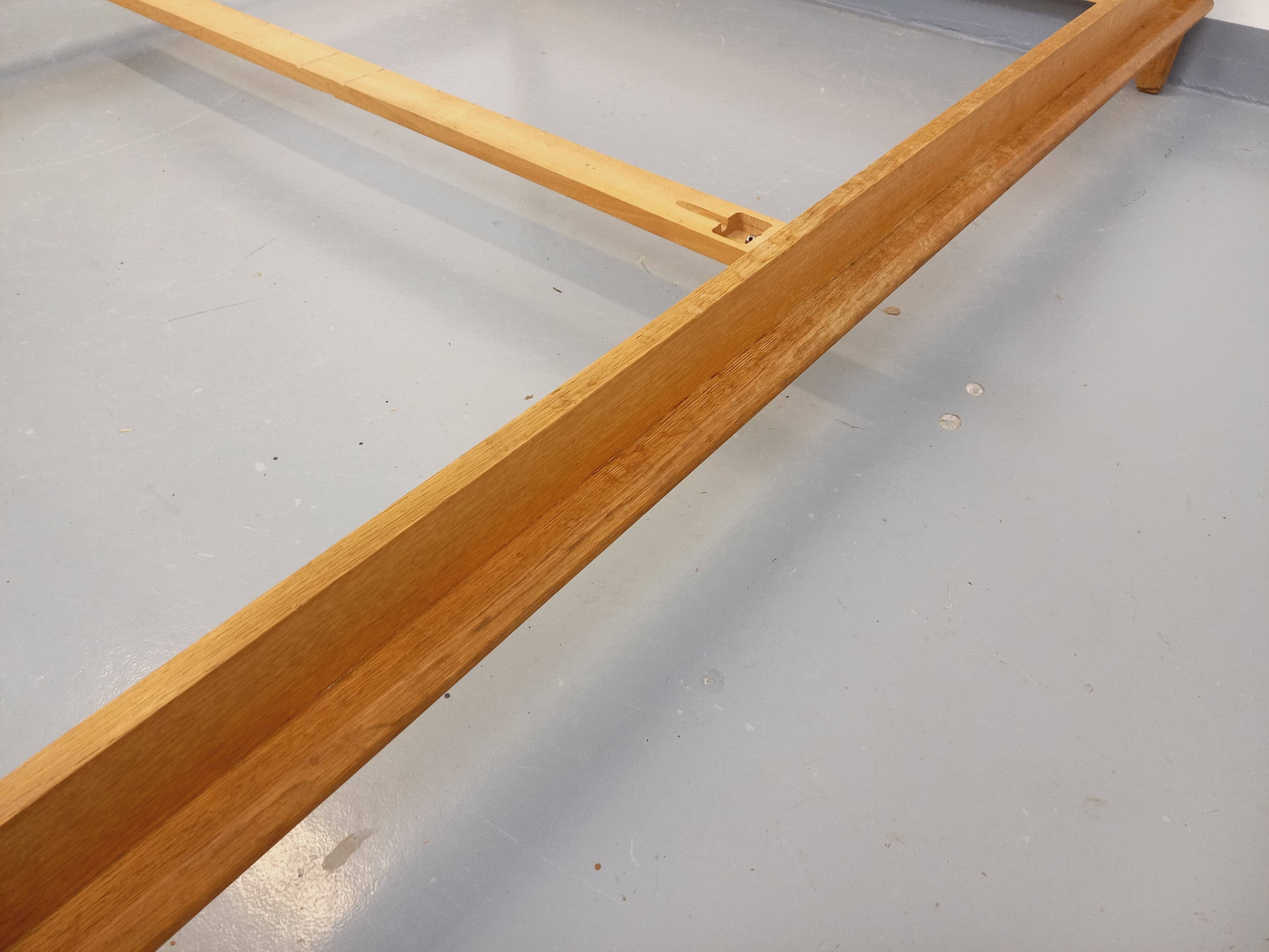 Lit double vintage français Guillerme et Chambron en chêne massif années 60