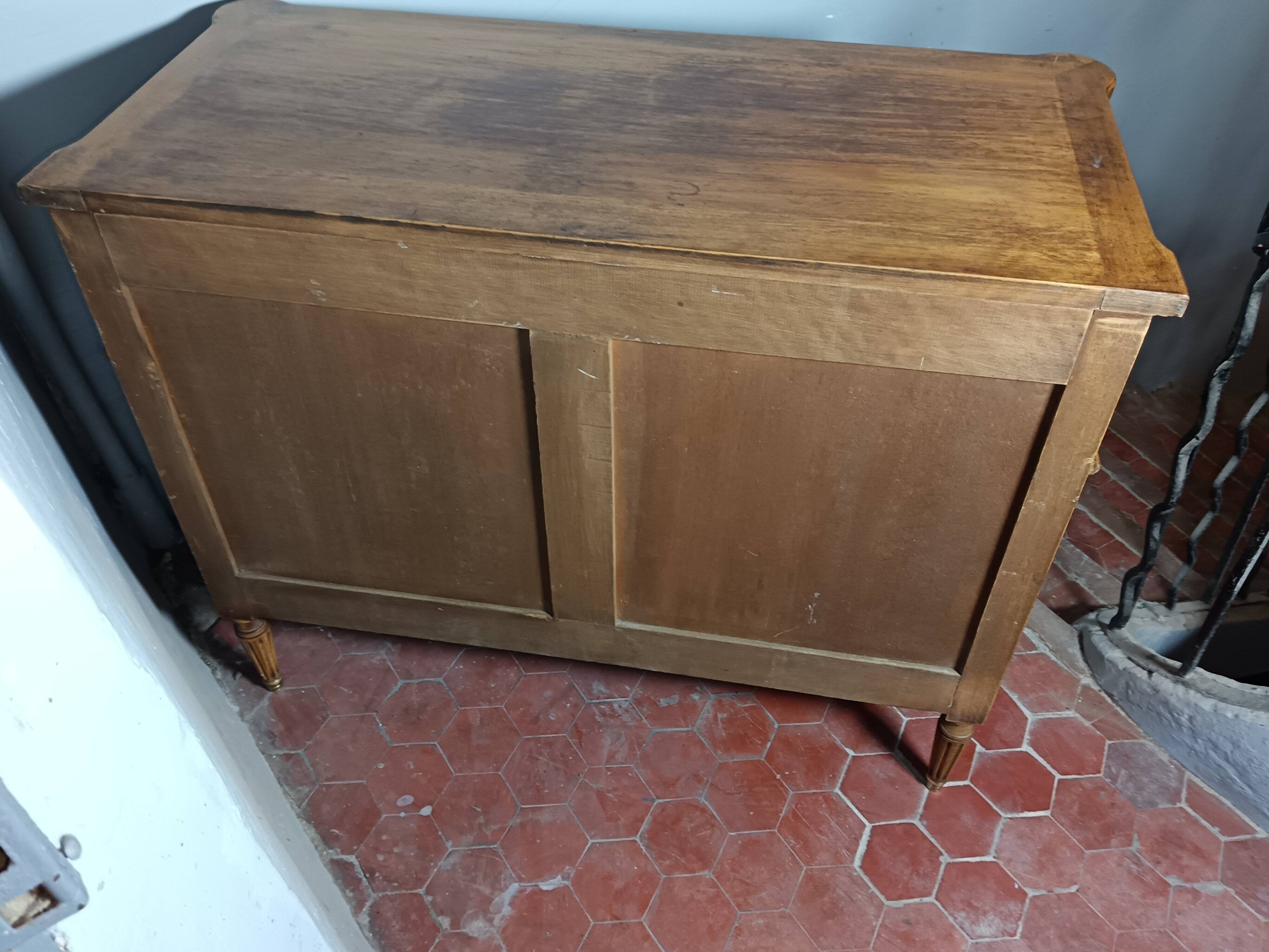 Commode de style Louis XVI ouvrant à trois tiroirs.