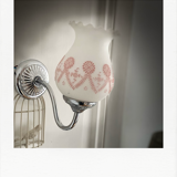 Applique chrome et opaline, touches de rose