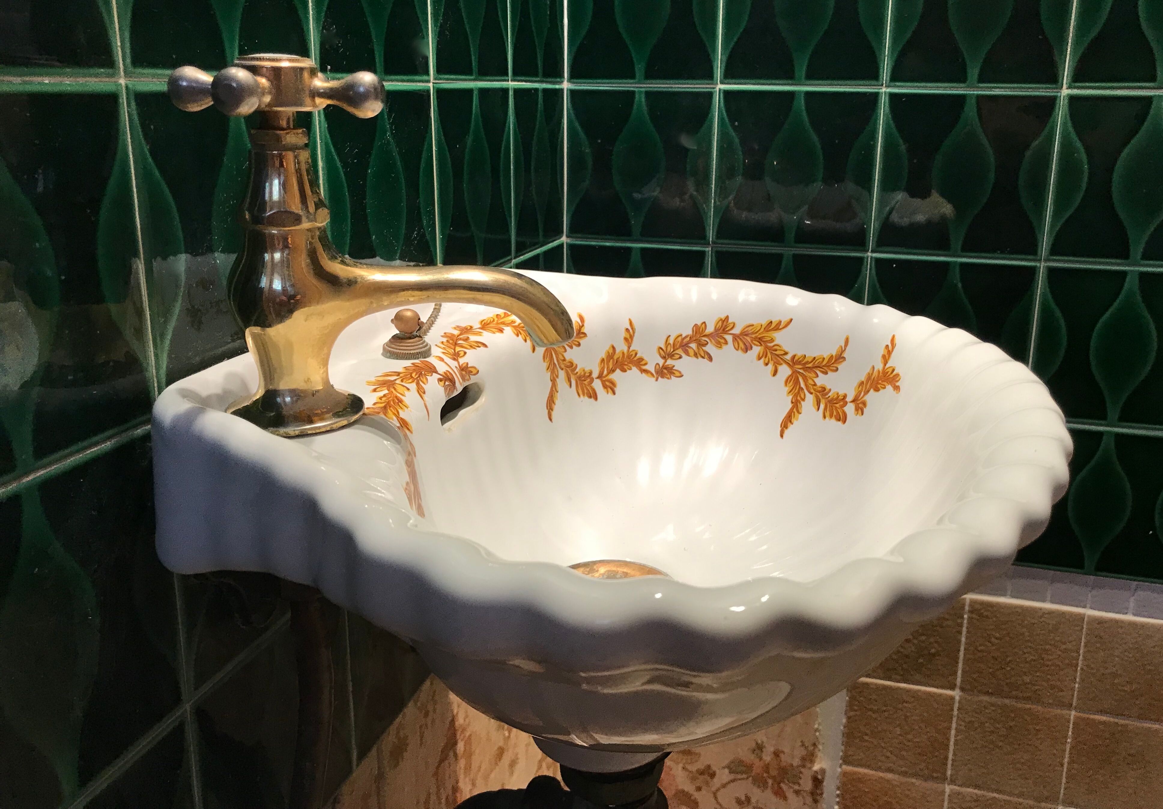 VINTAGE SHELL WASHBASIN SET PORCELAIN OF PARIS SHELVES BASIN AND TOWEL RACK