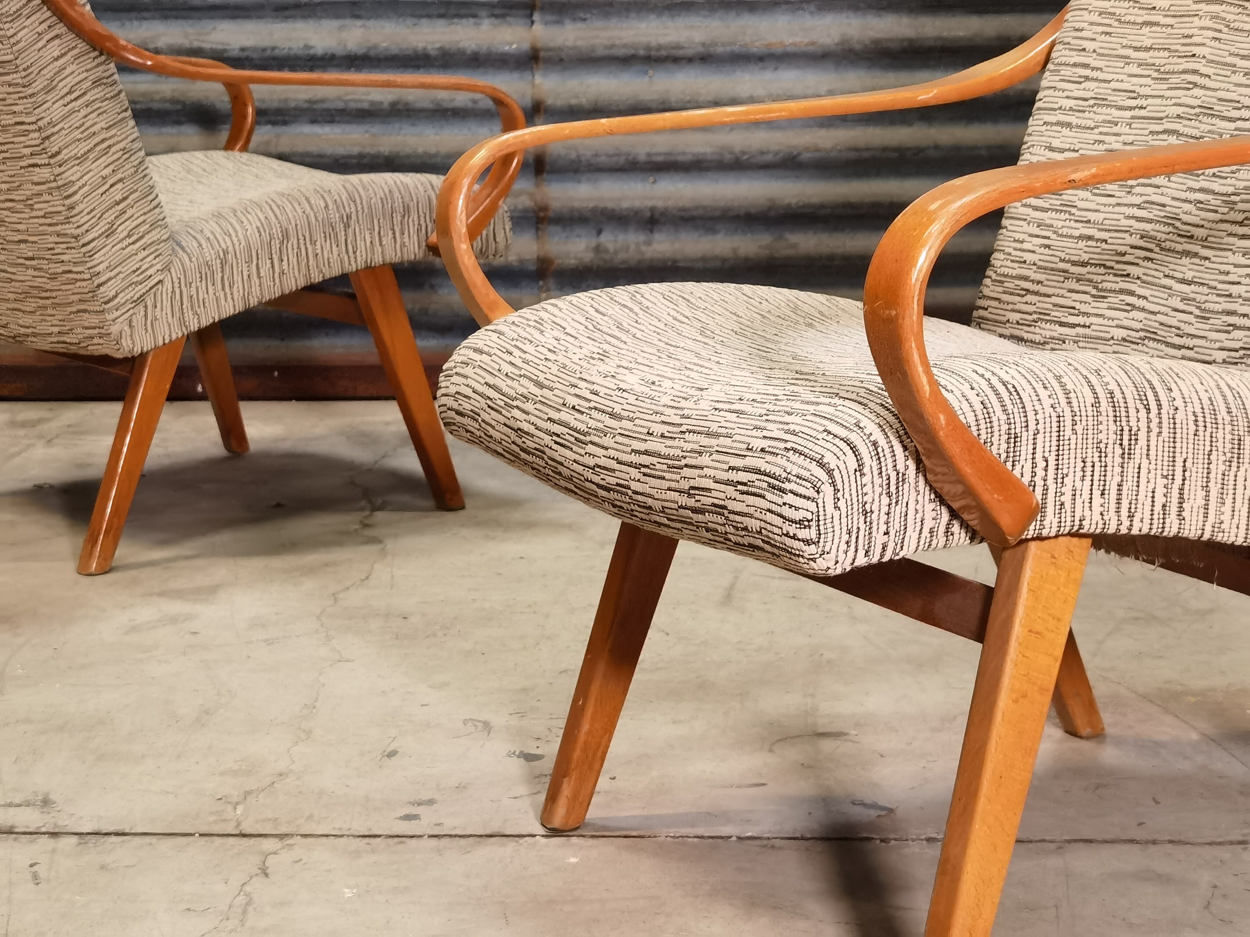 Paire de fauteuils 6953 de Jaroslav Smidek
