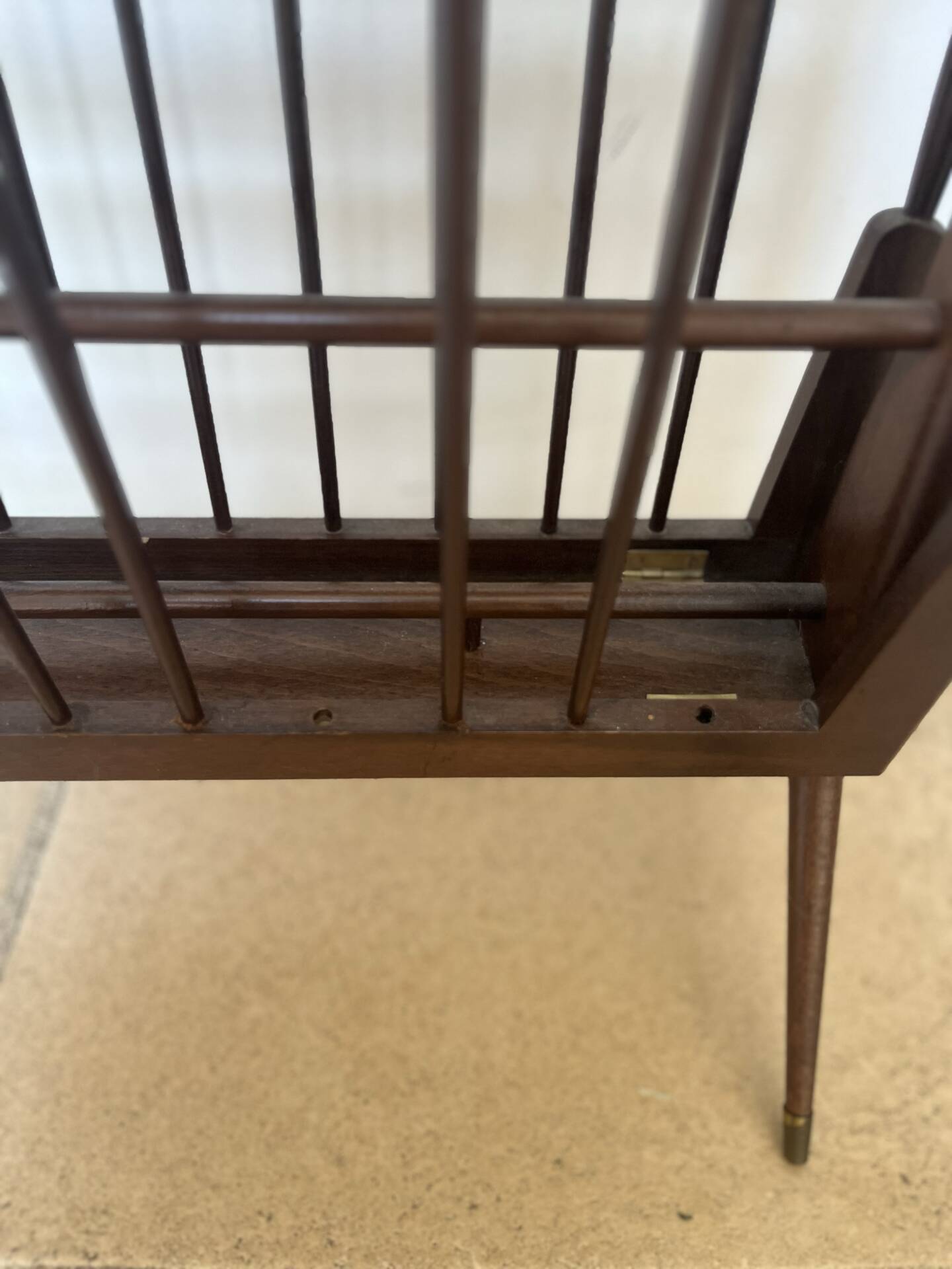 Folding magazine rack with shelf