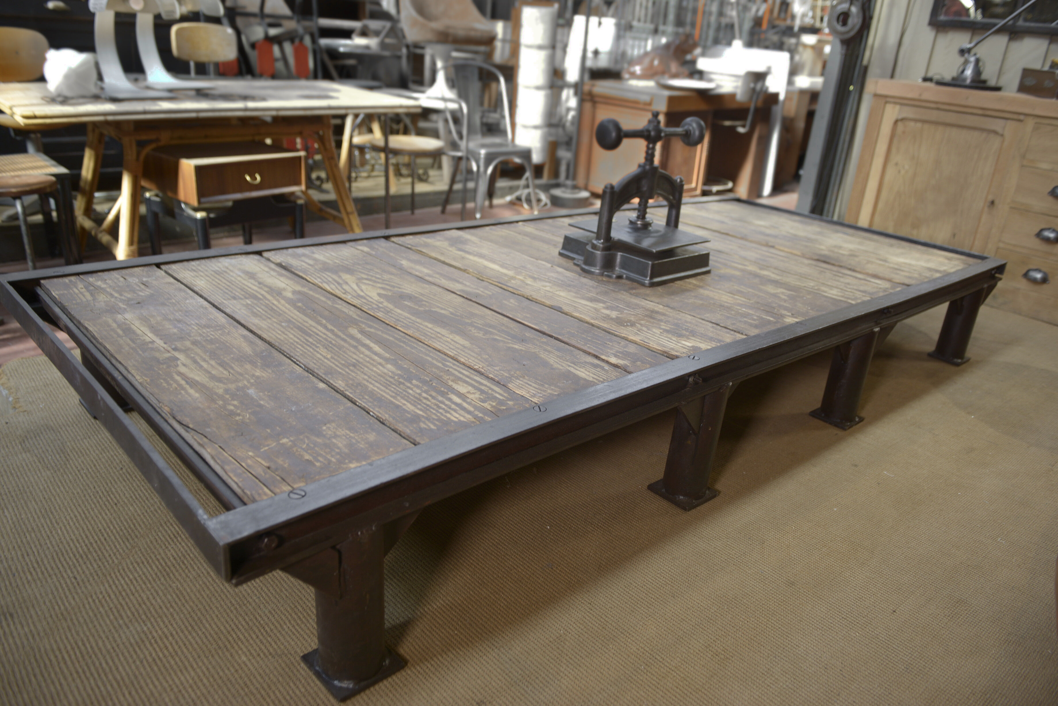 Table basse industrielle en métal et sapin 1950