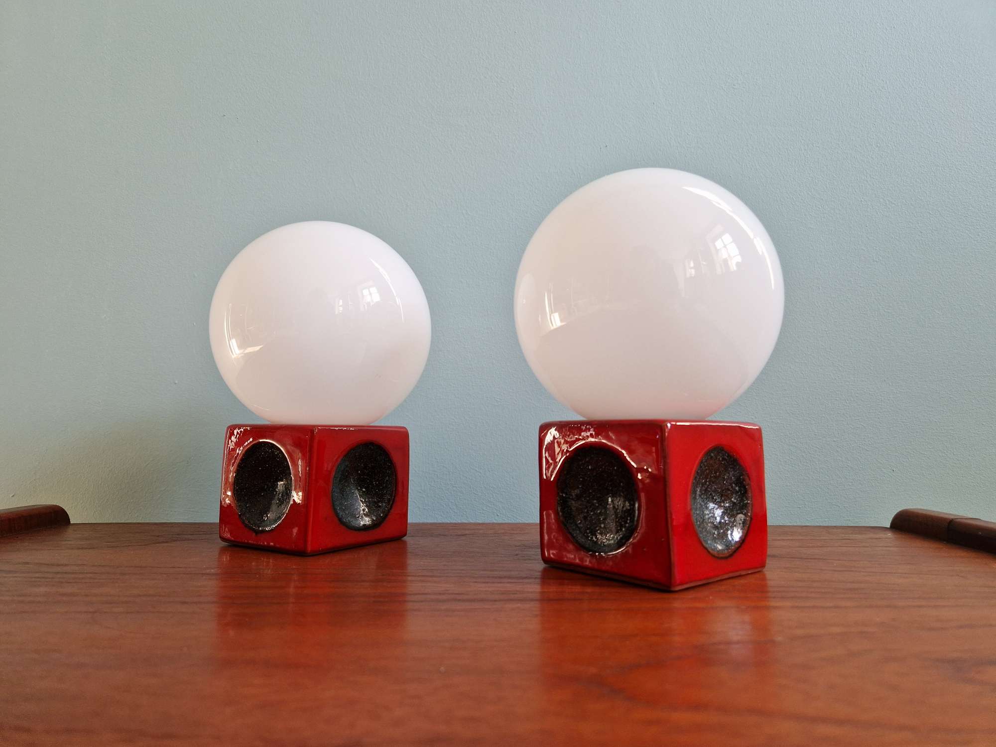 Paire de lampes de chevet en céramique rouge et opaline blanche, 1970