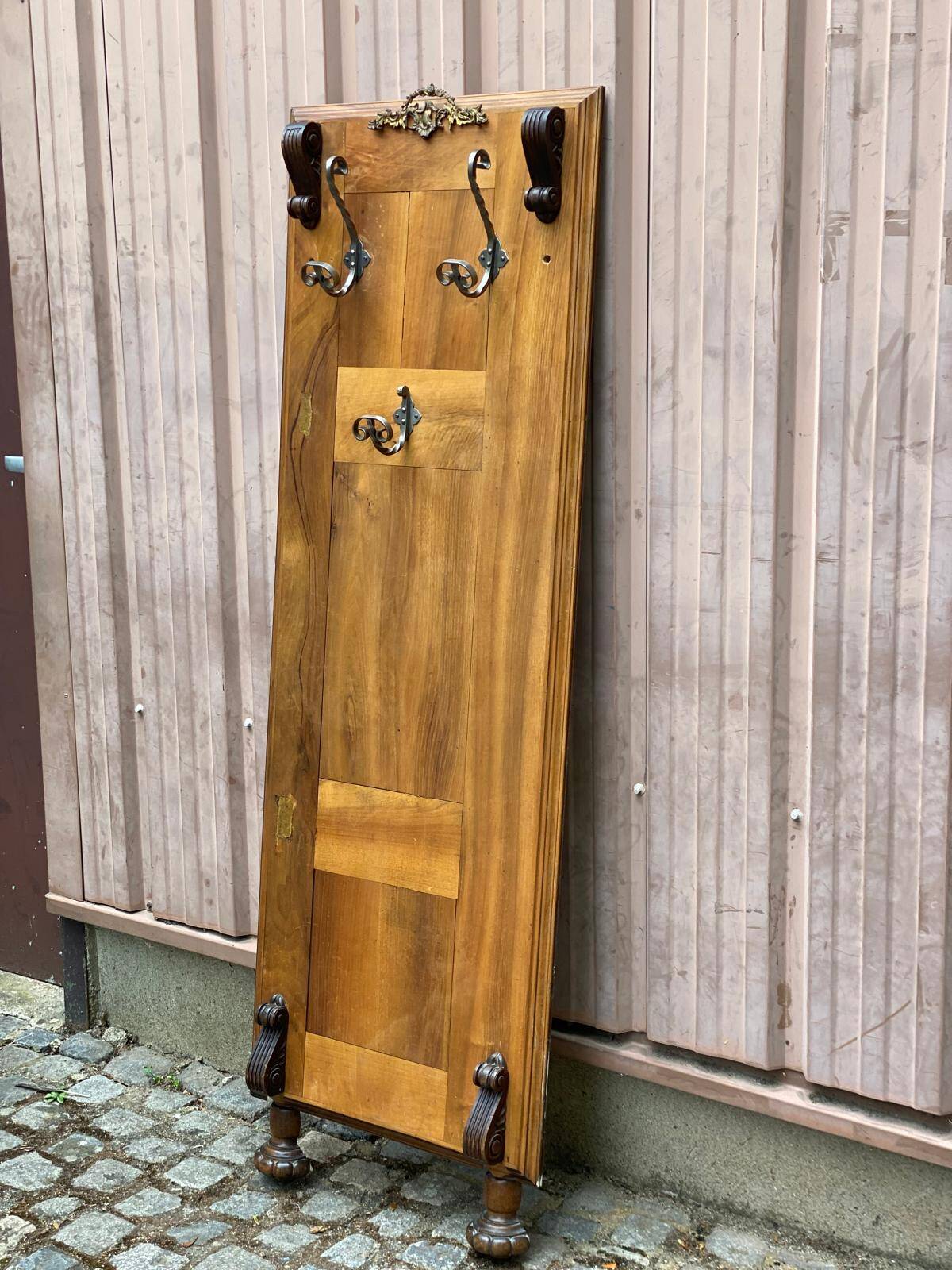 Vintage coat rack wardrobe in solid walnut from the 1930s.