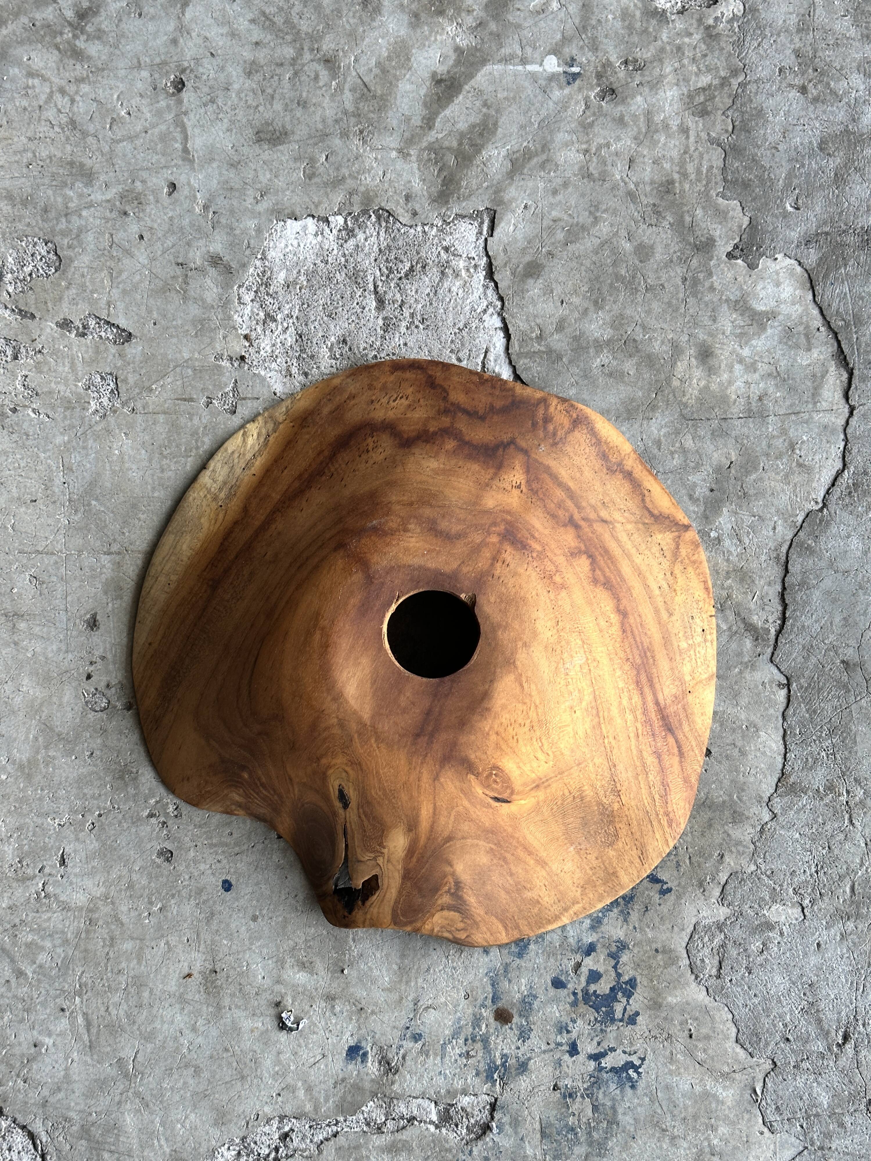 Small pendant light in corrugated teak leaf (Small D:30 H:20)
